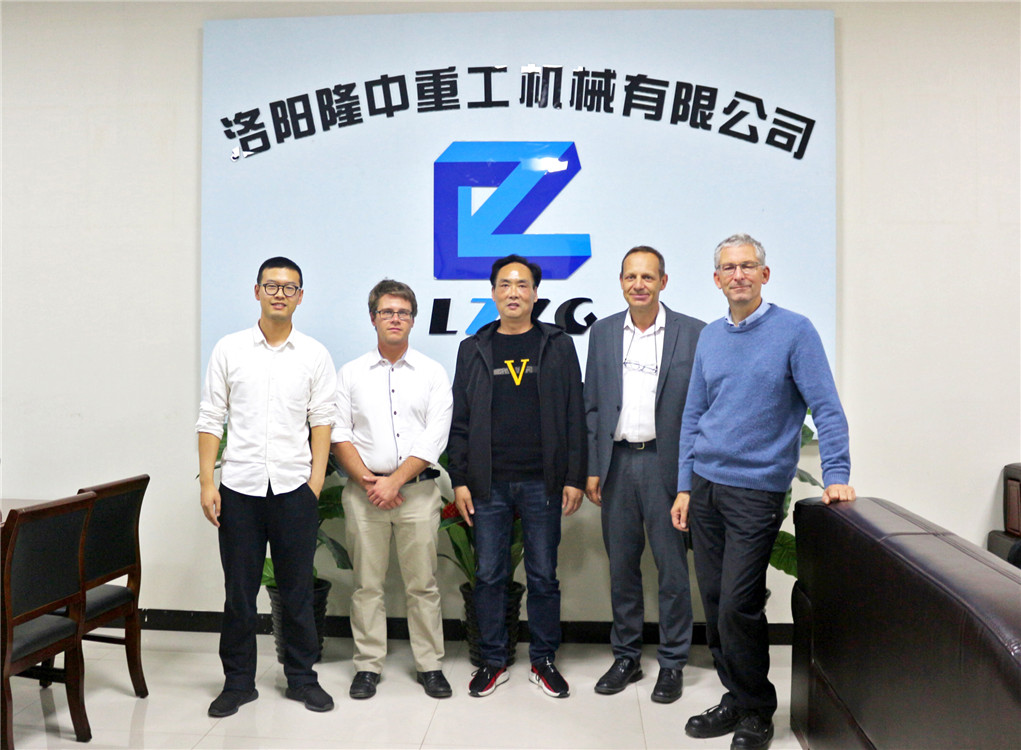 德國客戶蒞臨隆中重工洗砂機(jī)廠家參觀考察